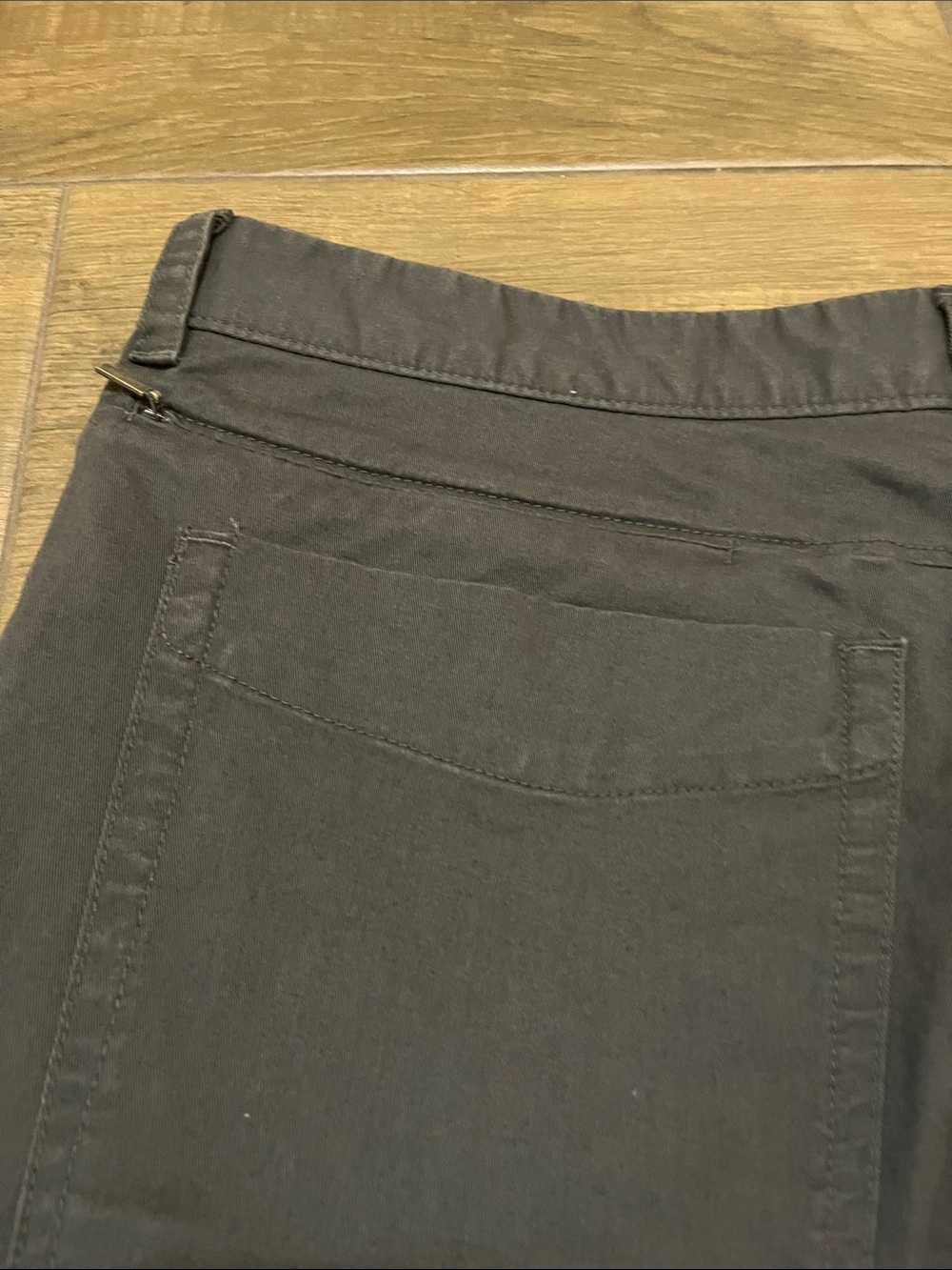 The North Face Men's Grey Flat-Front Shorts - Picture 7 of 8